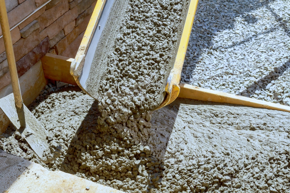Workers,Are,Pouring,Cement,On,Side,Of,House,In,Order